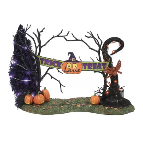 Department 56 - Halloween Village>Tannenbaum Holiday Shop Trick Or Treat Lane Entrance